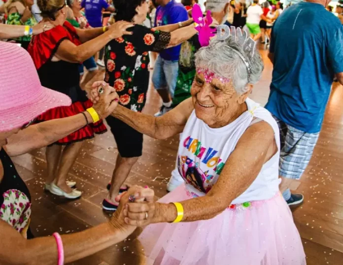 CarnaVô (1) Idosos brincando no CarnaVÔ, eu VÔ