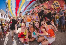 Foliões brincando no Carnaval de Rua de Florianópolis