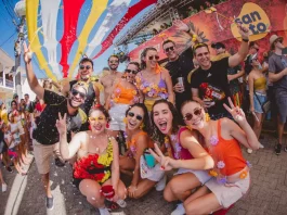 Confira a programação completa do Carnaval de Rua de Florianópolis Foliões brincando no Carnaval de Rua de Florianópolis