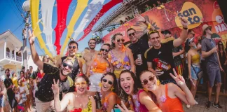 Foliões brincando no Carnaval de Rua de Florianópolis