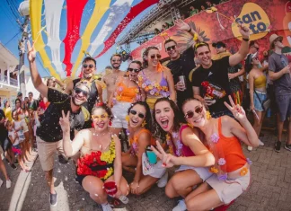 Foliões brincando no Carnaval de Rua de Florianópolis