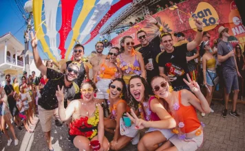 Foliões brincando no Carnaval de Rua de Florianópolis