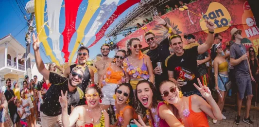 Foliões brincando no Carnaval de Rua de Florianópolis