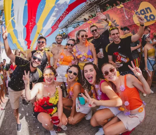 Foliões brincando no Carnaval de Rua de Florianópolis