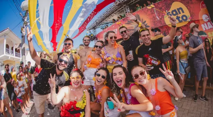 Foliões brincando no Carnaval de Rua de Florianópolis