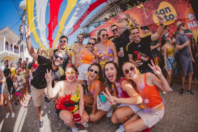 Carnaval de Rua Florianópolis Foliões brincando no Carnaval de Rua de Florianópolis