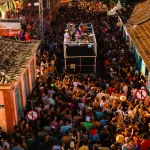 Florianópolis monta estrutura reforçada de segurança para Carnaval de Rua que deve reunir 1,5 milhão de foliões Foliões brincando durante Carnaval de Rua em Florianópolis