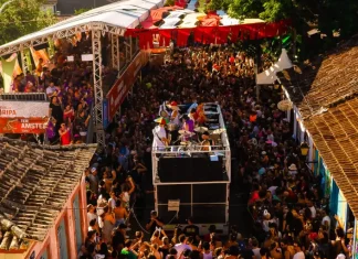 Foliões brincando durante Carnaval de Rua em Florianópolis