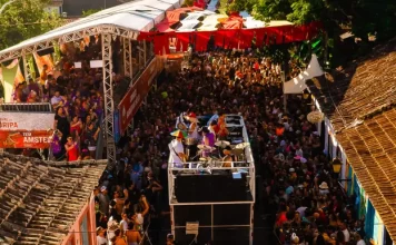 Foliões brincando durante Carnaval de Rua em Florianópolis