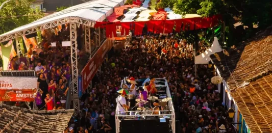 Foliões brincando durante Carnaval de Rua em Florianópolis