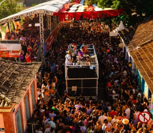 Foliões brincando durante Carnaval de Rua em Florianópolis