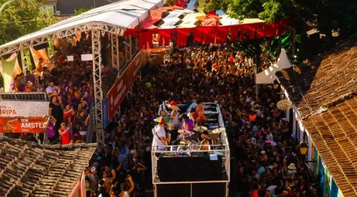 Foliões brincando durante Carnaval de Rua em Florianópolis