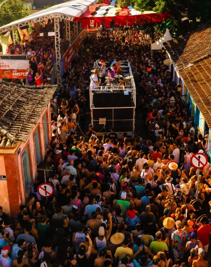 Foliões brincando durante Carnaval de Rua em Florianópolis