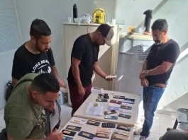 Pessoas fazendo o reconhecimento dos celulares furtados durante o carnaval