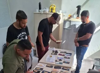 Pessoas fazendo o reconhecimento dos celulares furtados durante o carnaval