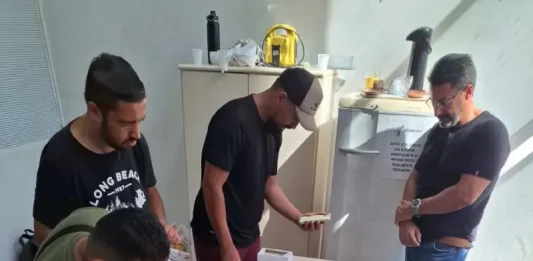 Pessoas fazendo o reconhecimento dos celulares furtados durante o carnaval
