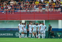 Reta final do Catarinense: decisões e tensão entre clubes e torcedores Jogadores da Chapecoense em jogo contra o Brusque pelo Campeonato Catarinense