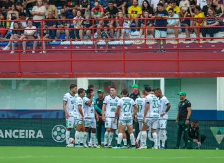 Reta final do Catarinense: decisões e tensão entre clubes e torcedores Jogadores da Chapecoense em jogo contra o Brusque pelo Campeonato Catarinense