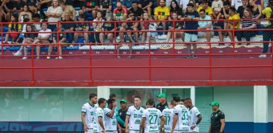 Reta final do Catarinense: decisões e tensão entre clubes e torcedores Jogadores da Chapecoense em jogo contra o Brusque pelo Campeonato Catarinense