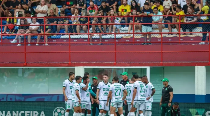Reta final do Catarinense: decisões e tensão entre clubes e torcedores Jogadores da Chapecoense em jogo contra o Brusque pelo Campeonato Catarinense