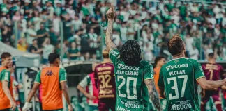 Jogadores da Chapecoense comemoram em campo após vitória no Campeonato Catarinense, com a torcida ao fundo na Arena Condá.