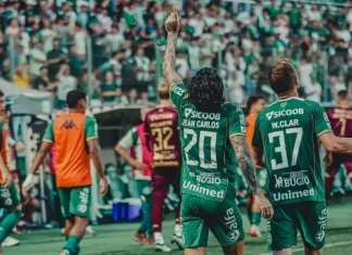 Jogadores da Chapecoense comemoram em campo após vitória no Campeonato Catarinense, com a torcida ao fundo na Arena Condá.