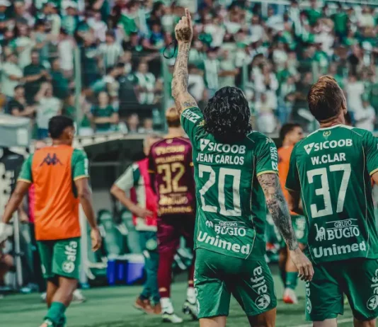 Campeonato Catarinense: final, rebaixamento e panorama dos clubes Jogadores da Chapecoense comemoram em campo após vitória no Campeonato Catarinense, com a torcida ao fundo na Arena Condá.