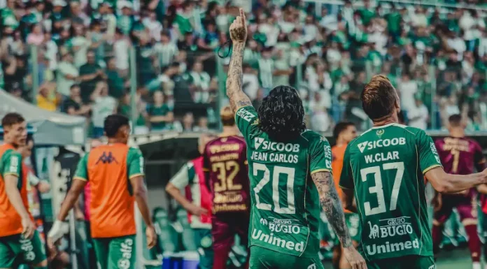 Jogadores da Chapecoense comemoram em campo após vitória no Campeonato Catarinense, com a torcida ao fundo na Arena Condá.