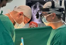 Equipe cirurgica realizando cirurgias de coluna no Hospital Infantil de Joinville