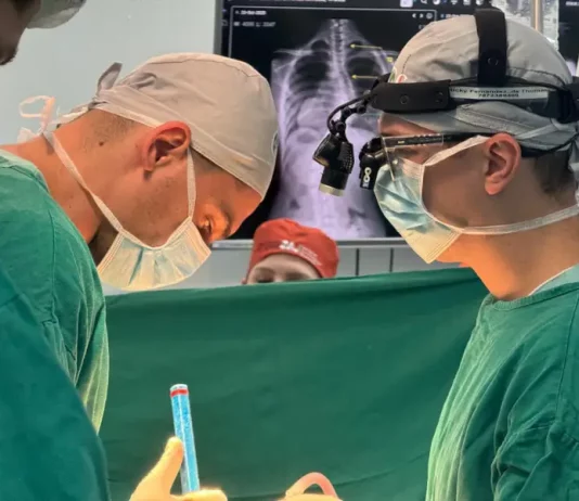 Equipe cirurgica realizando cirurgias de coluna no Hospital Infantil de Joinville