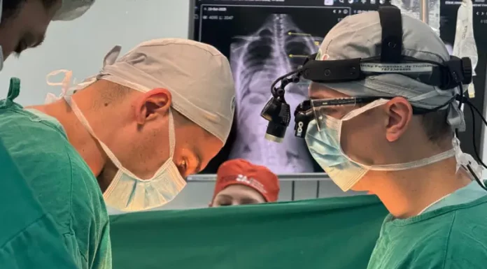 Equipe cirurgica realizando cirurgias de coluna no Hospital Infantil de Joinville