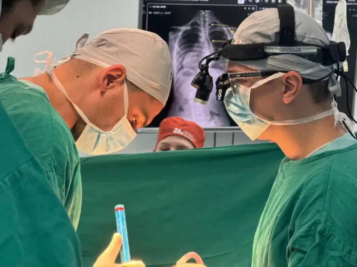 Equipe cirurgica realizando cirurgias de coluna no Hospital Infantil de Joinville