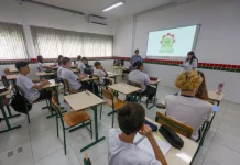Santa Catarina abre 50 mil vagas em cursos técnicos gratuitos para 2026 Estudantes assistem aula de cursos técnicos gratuitos em sala de escola pública, com professores orientando a formação profissional e a preparação para o mercado de trabalho.