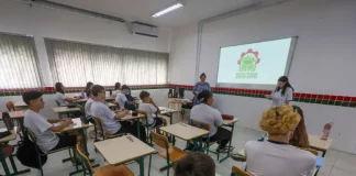 Estudantes assistem aula de cursos técnicos gratuitos em sala de escola pública, com professores orientando a formação profissional e a preparação para o mercado de trabalho.