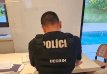Operação apura esquema de lavagem de dinheiro e fraudes em licitações no setor funerário da Grande Florianópolis Agente da Decrim investigando fraudes em serviço funerário na Grande Florianópolis