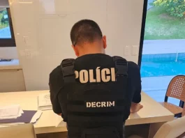 Agente da Decrim investigando fraudes em serviço funerário na Grande Florianópolis