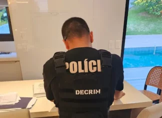 Agente da Decrim investigando fraudes em serviço funerário na Grande Florianópolis