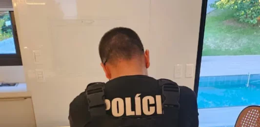 Agente da Decrim investigando fraudes em serviço funerário na Grande Florianópolis