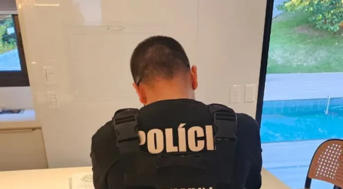 Agente da Decrim investigando fraudes em serviço funerário na Grande Florianópolis