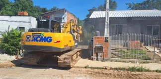 Máquinas da PMSJ demolindo obra irregular sobre córrego