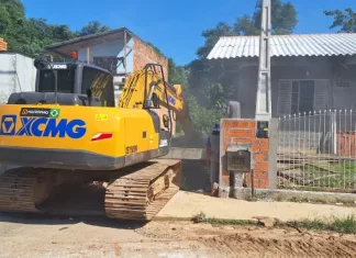 Obra irregular sobre córrego é demolida e pode gerar multa de até R$ 40 mil em São José Máquinas da PMSJ demolindo obra irregular sobre córrego