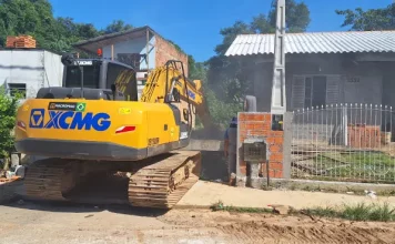 Obra irregular sobre córrego é demolida e pode gerar multa de até R$ 40 mil em São José Máquinas da PMSJ demolindo obra irregular sobre córrego