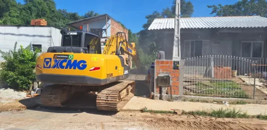 Máquinas da PMSJ demolindo obra irregular sobre córrego
