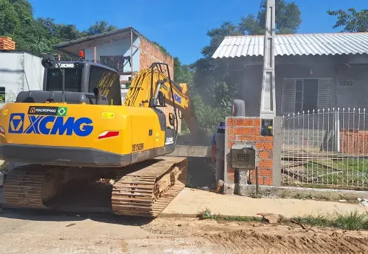 Obra irregular sobre córrego é demolida e pode gerar multa de até R$ 40 mil em São José Máquinas da PMSJ demolindo obra irregular sobre córrego