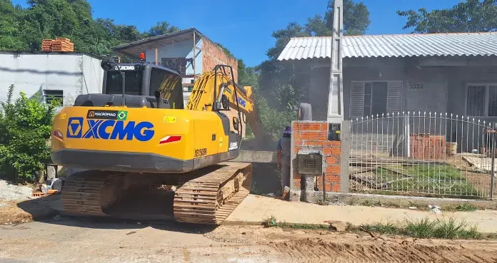 Máquinas da PMSJ demolindo obra irregular sobre córrego