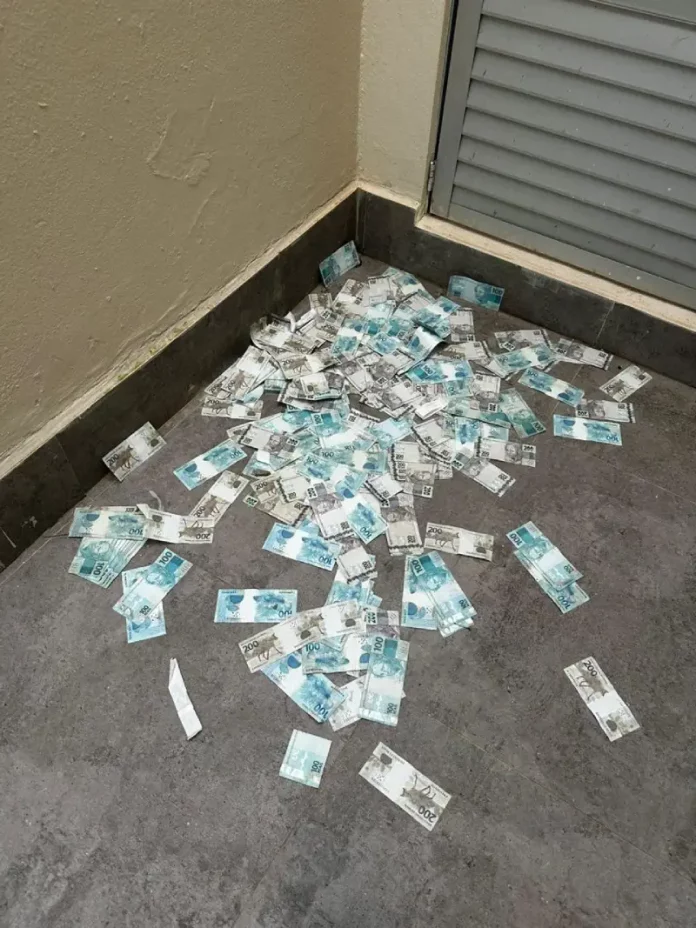 Dinheiro jogado pela janela durante Operação da Polícia Federal