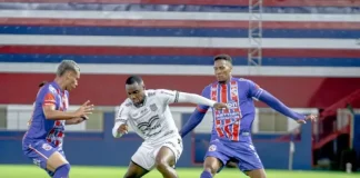 Jogadores do Figueirense e Carlos Renaux se enfrentam em campo