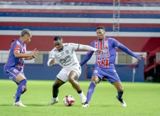 Jogadores do Figueirense e Carlos Renaux se enfrentam em campo