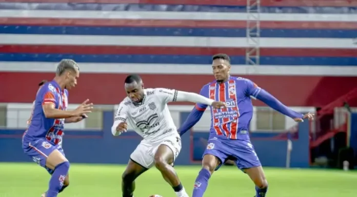 Jogadores do Figueirense e Carlos Renaux se enfrentam em campo