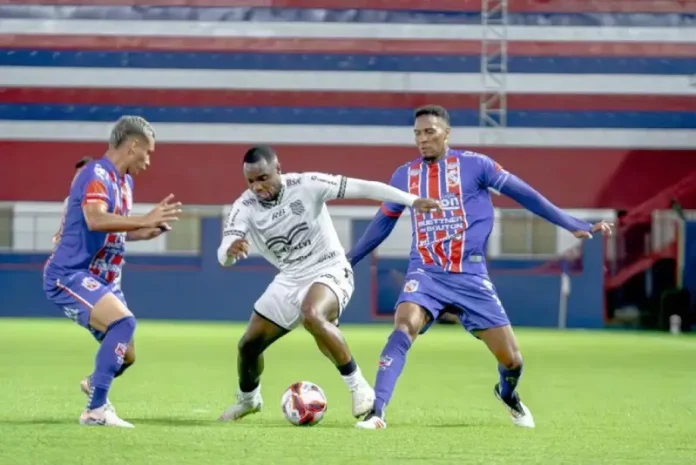 Jogadores do Figueirense e Carlos Renaux se enfrentam em campo